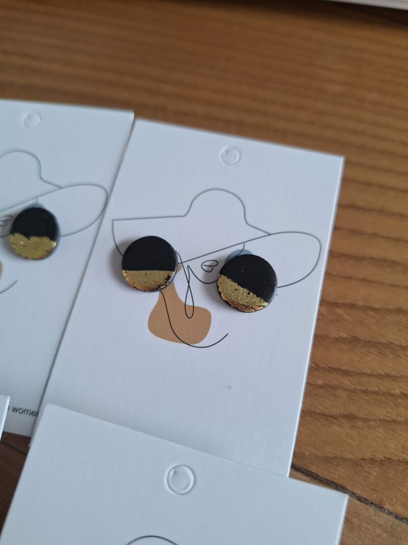 Zwarte stekers met goud