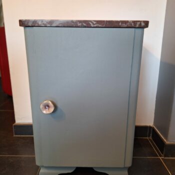 Kastje met rood marmeren blad