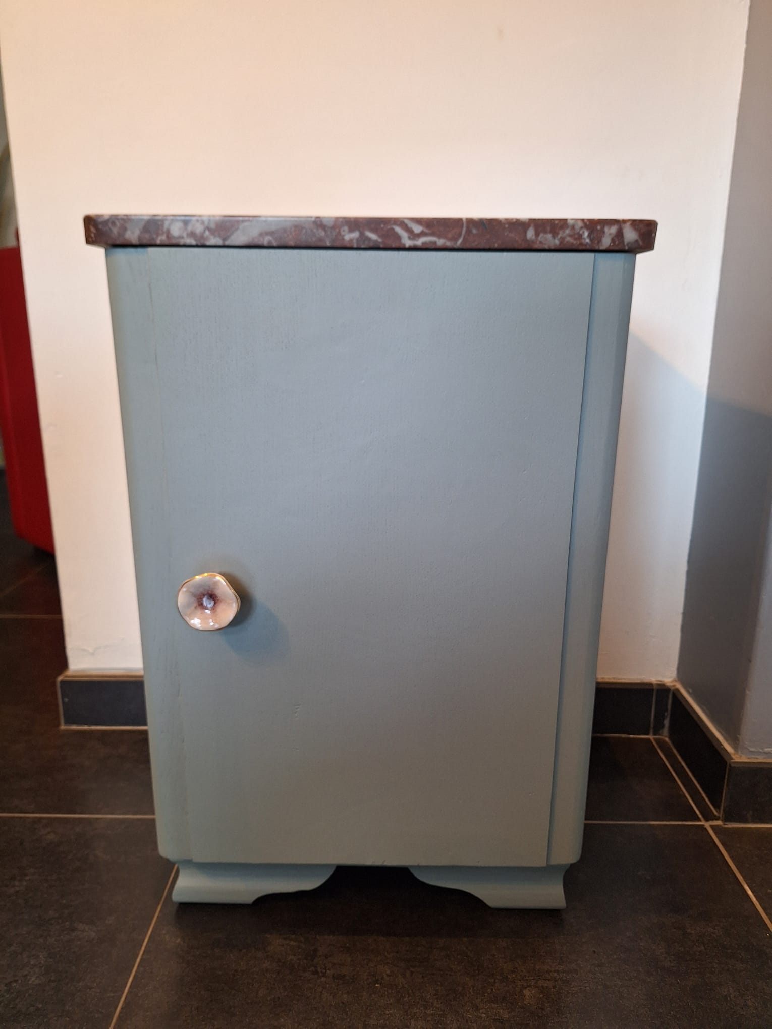 Kastje met rood marmeren blad