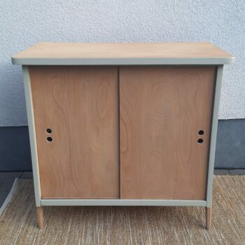 kinderkastje met schuifdeuren